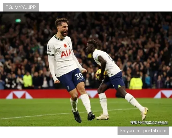 利兹联阿隆森传球调度掌控球权 边路突破制造杀机奠定胜局